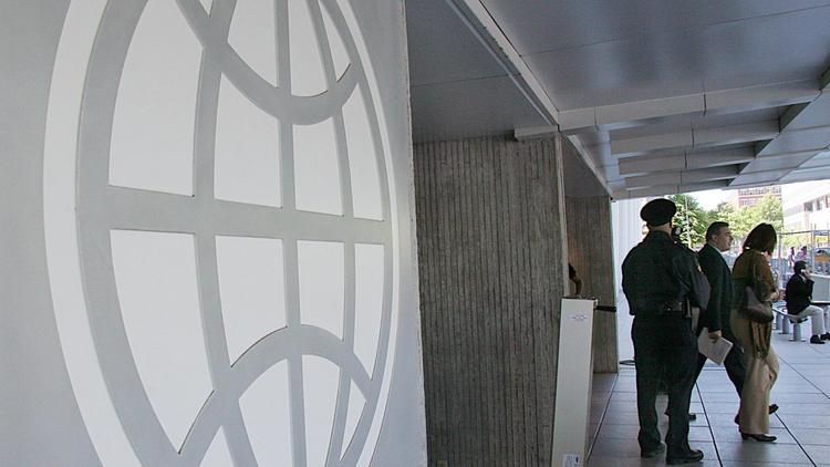 Le logo de la Banque mondial à l'entrée de son siège à Washington [Karen Bleier / AFP/Archives]