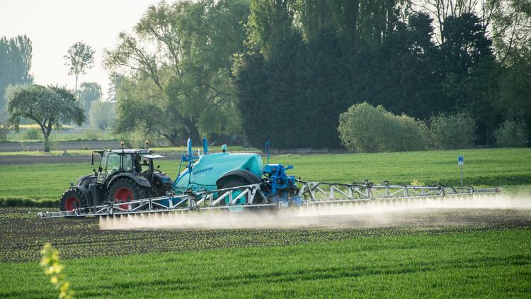 Les arrêtés anti-pesticides se multiplient en France.