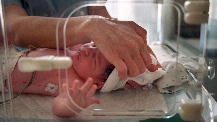Selon l'Ordre des sages-femmes, le manque d'effectifs dans les maternités est tel qu'il met les patientes et les nouveau-nés en danger.