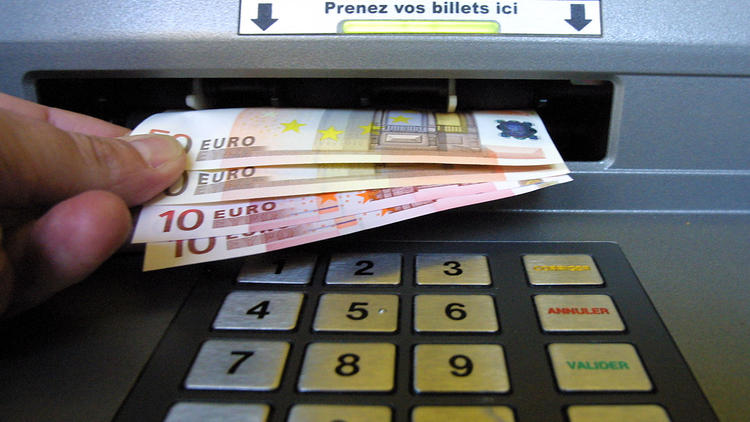 Les malfaiteurs ont voulu faire sauter un distributeur de billets, à Briis-sous-Forges (Essonne)