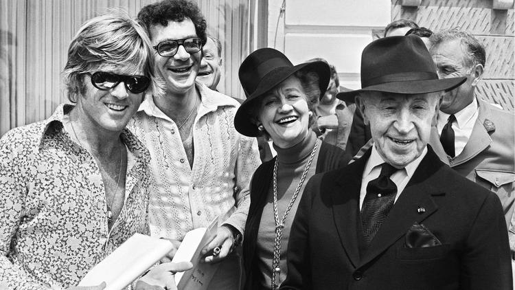 L'acteur américain Robert Redford, le réalisateur américain Sydney Pollack, le pianiste américain d’origine polonaise Arthur Rubinstein et son épouse Nela posent lors du Festival International du Film, le 08 mai 1972, à Cannes.