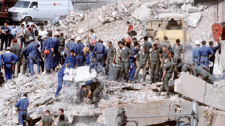 Les secours s'affairent sur les décombres de l'immeuble Drakkar, dont la destruction vient de tuer 58 militaires français en 1983 au Liban.