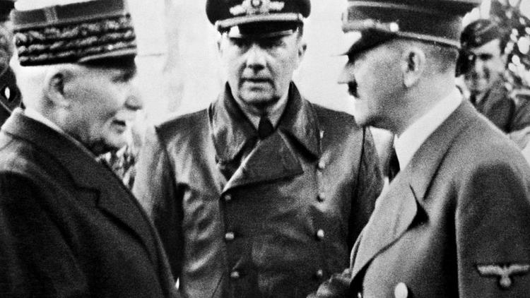 Le maréchal Pétain sert la main du chancelier Adolf Hitler, le 24 octobre 1940 à Montoire-sur-le-Loir. 