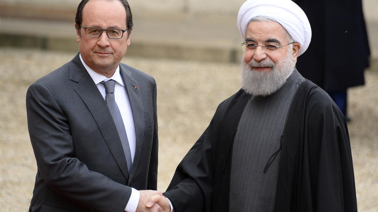 François Hollande accueille Hassan Rohani dans la cour de l'Élysée, jeudi 18 janvier 2015.