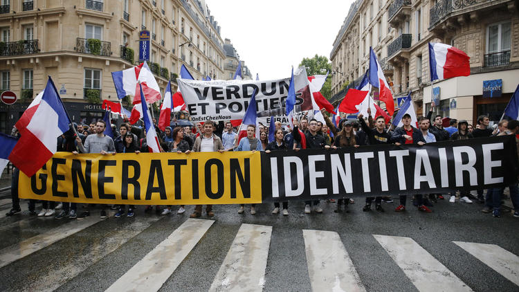 En France, le gouvernement a souligné, mercredi 3 avril, qu'il étudiait les moyens de dissoudre Génération Identitaire.