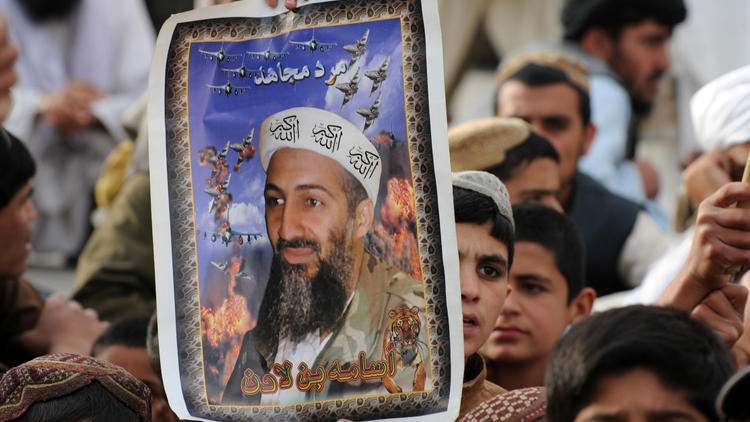Un portrait de Ben Laden affiché par des partisans du parti taliban au Pakistan en 2012.