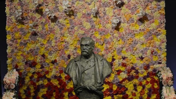 Une statue représentant Alfred Nobel.