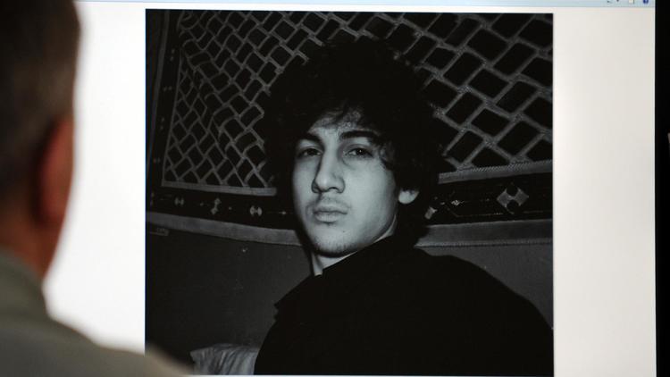 Un homme devant une photo de Djokhar Tsarnaev postée sur le réseau VKontakte, à Moscou, le 19 avril 2013.