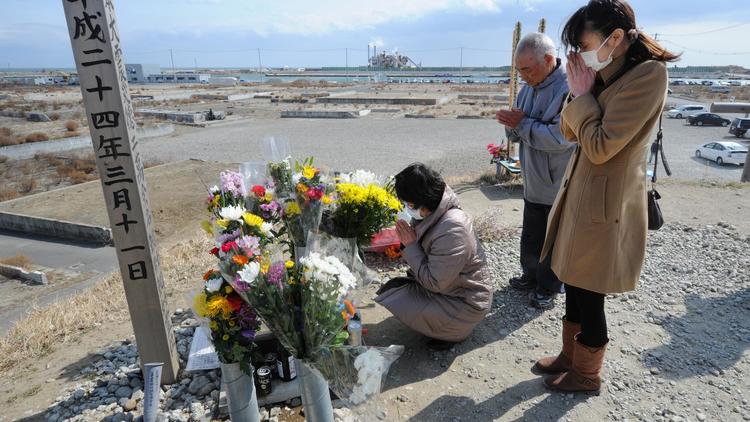 Une famille prie pour les victimes de Fukushima, le 10 mars 2013