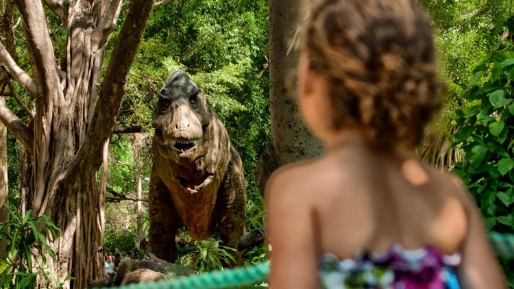 Une enfant visite un parc consacré aux dinosaures au Vénézuela. 