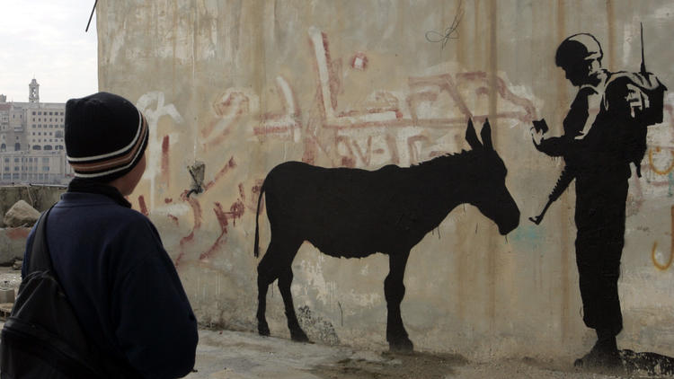 Banksy a réalisé des pochoirs pacifistes sur le mur de Gaza