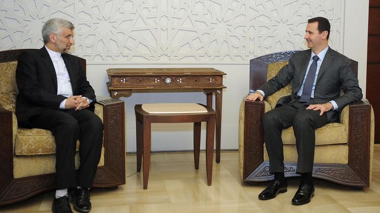 Le président syrien Bachar al-Assad (à droite) et l'envoyé iranien Saïd Jalili (à gauche) à Damas.
