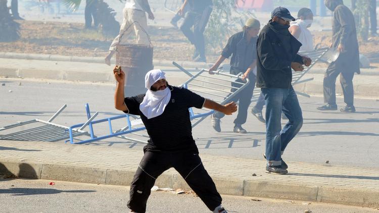 Des manifestants lors de violences à Tunis en Tunisie le 14 septembre 2012.