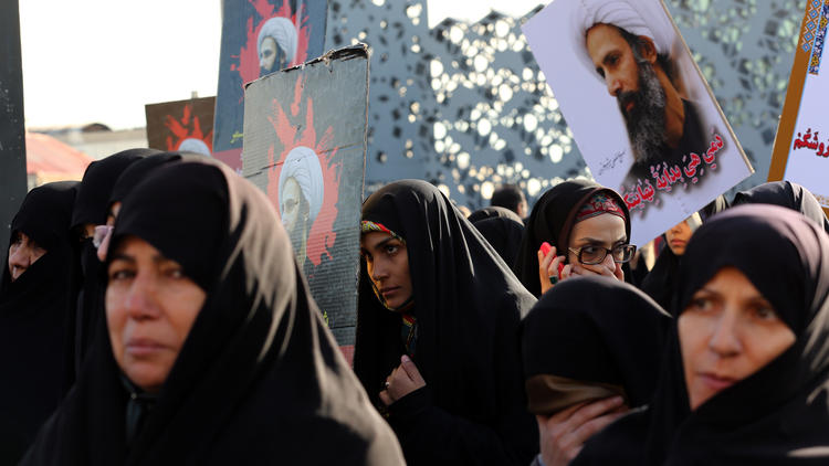 Des Iraniennes manifestent contre l'exécution d'un dignitaire chiite en Arabie Saoudite.