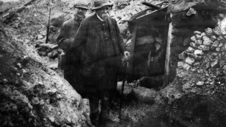 Photo prise durant la Première Guerre Mondiale du chef du gouvernement nommé en novembre 1917, Georges Clémenceau, surnommé "le Tigre", arpentant une tranchée lors d'une visite sur le front.