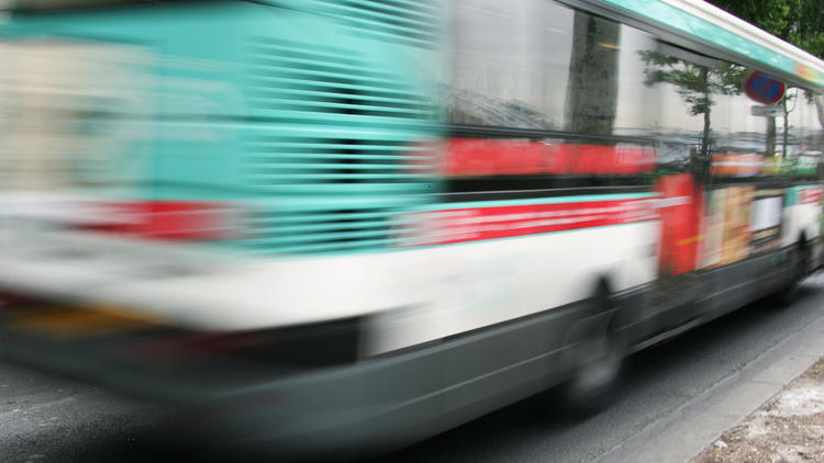 Image d'illustration d'un autobus de la RATP circulant à Paris.