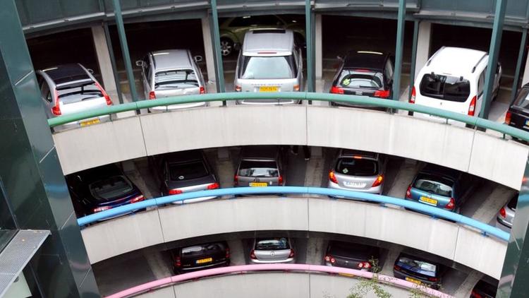 Un parking à Annecy