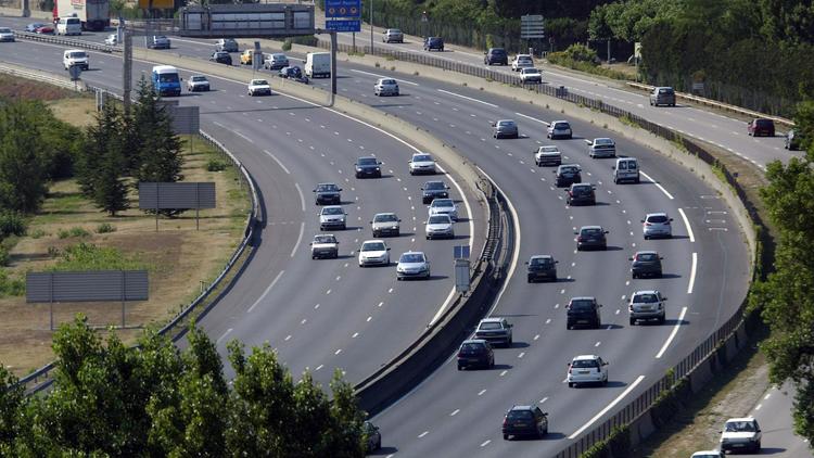 Des voitures circulent, le 16 juillet 2005 à Lyon, sur l'autoroute A7