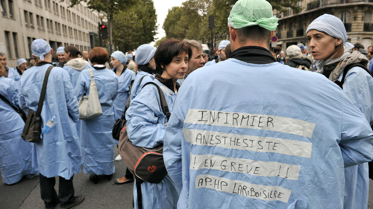 Les infirmiers anesthésistes d'Ile-de-France en grève, devant le ministère de la Santé à Paris.