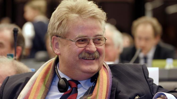 L'Allemand Elmar Brok, ici au Parlement européen à Strasbourg en 2006, est le seul eurodéputé à avoir siéger lors des huit législatures. 