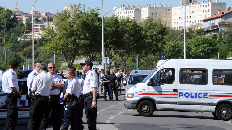 Des policiers déployés sur une scène de crime dans les quartiers Nord de Marseille, le 11 mai 2012
