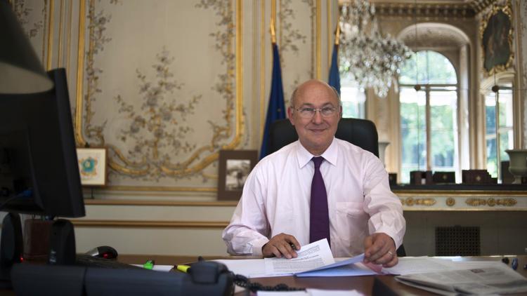 Michel Sapin dans son bureau du ministère du Travail [FRED DUFOUR / AFP]
