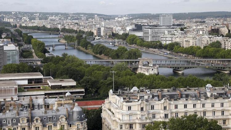 Une vue du pont de Bir-Hakeim à Paris.