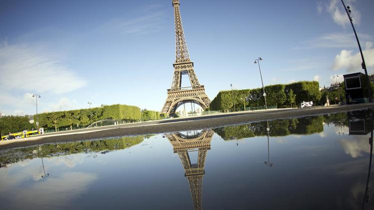 La tour Eiffel attire chaque année de nombreux touristes.