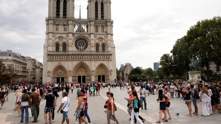 Des touristes font la queue pour visiter Notre-Dame.