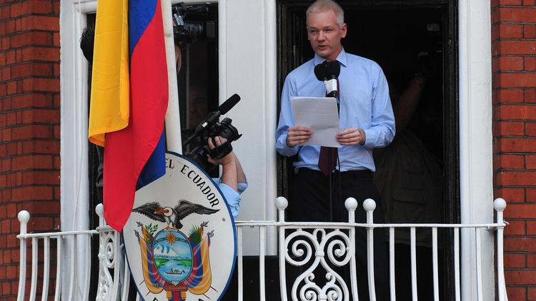 Julian Assange au balcon de l'ambassade d'Equateur à Londres.