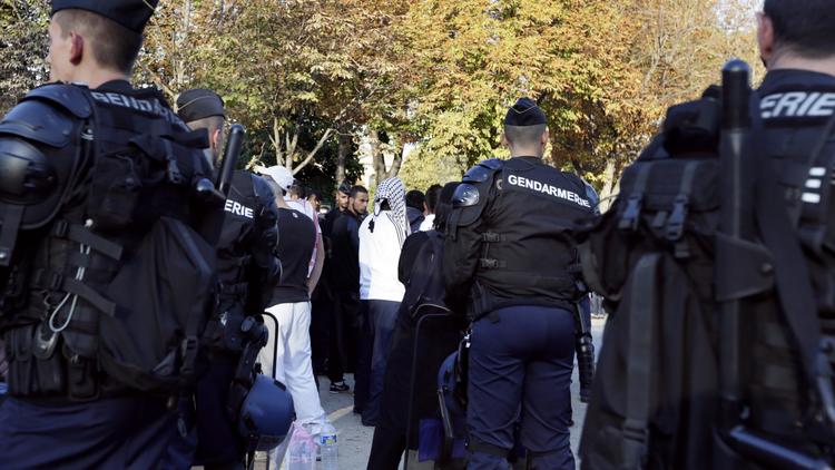 Les forces de l'ordre lors  de la manifestation anti-américaine à Paris.