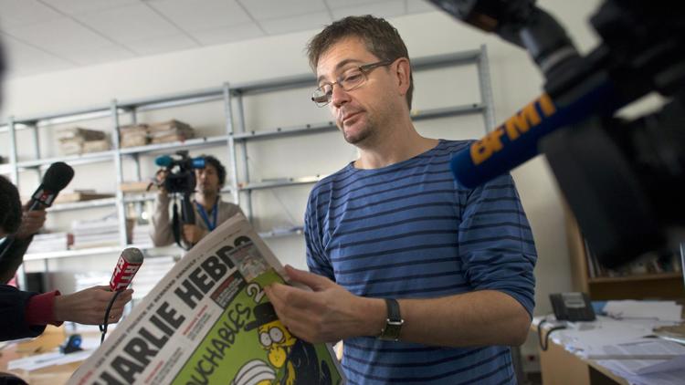 Charb, le directeur du journal satirique, avec le numéro de Charlie Hebdo du mercredi 19 septembre 2012.