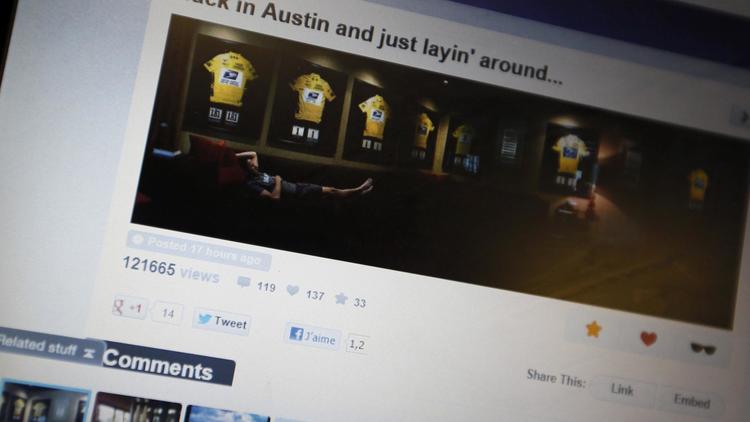 Photo d'un tweet de Lance Armstrong posant avec une photo de lui sur un canapé avec les maillots jaunes de ses sept Tours de France retirés pour dopage.