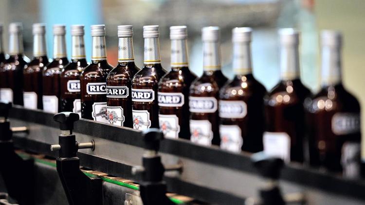Ces 70.000 litres d'alcool pur représentent l'équivalent d’environ 1,8 million de flacons de 50 ml de gel hydroalcoolique, selon Pernod Ricard. 