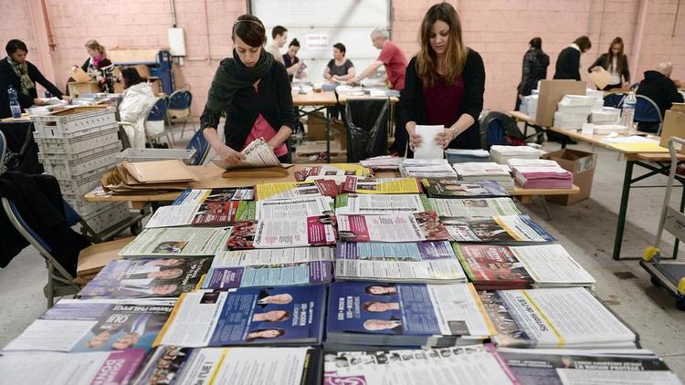 Des employés de la préfecture du Bas-Rhin, à Strasbourg, préparant les enveloppes avec les bulletins de vote et la documentation pour les élections européennes de mai 2014. 