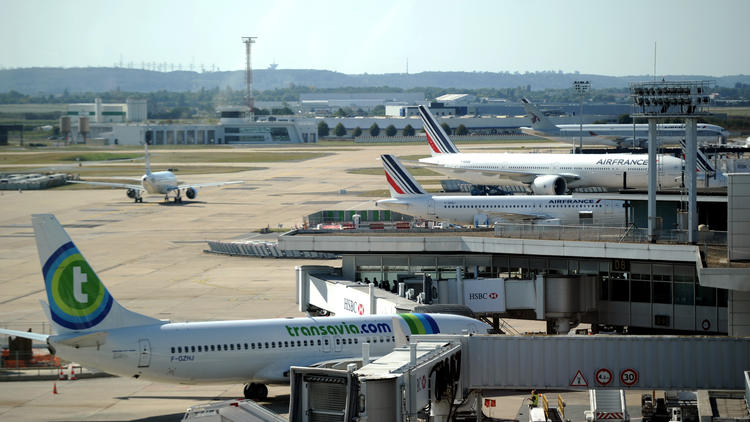 Avec 2.500 habitants au km2, l'aéroport d'Orly (Val-de-Marne) est le plus enclavé en ville d'Europe.