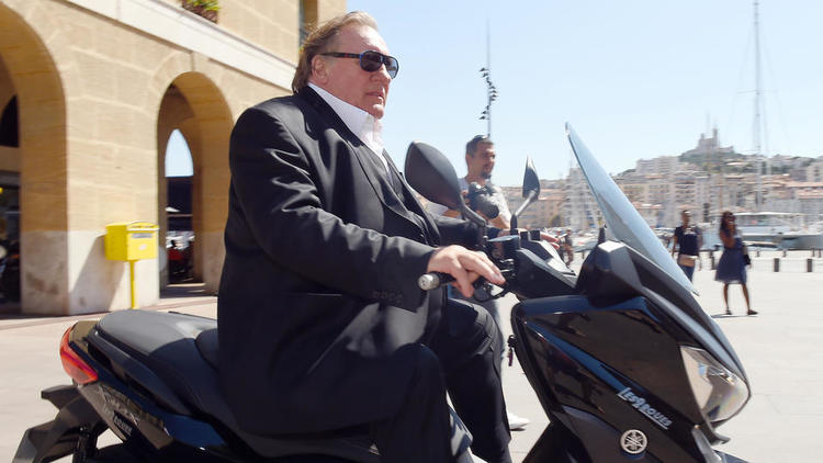 Gérard Depardieu sur son scooter à Marseille en 2015