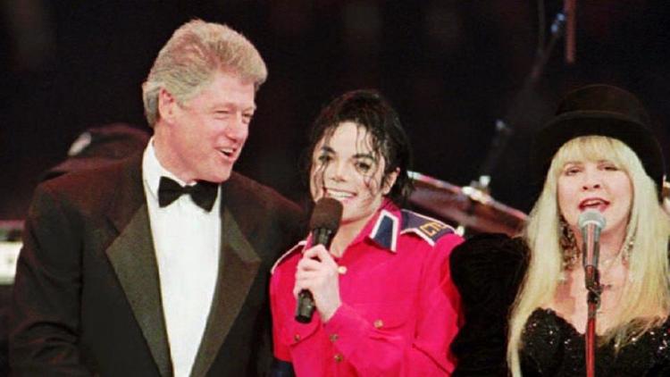 Bill Clinton (à gauche) avait notamment vu Michael Jackson (au centre) chanter à sa cérémonie d’investiture, en 1993.