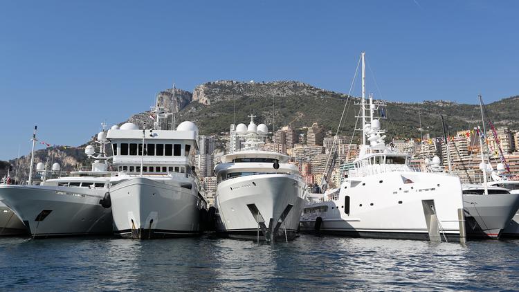 Des yachts sur le port de Monaco