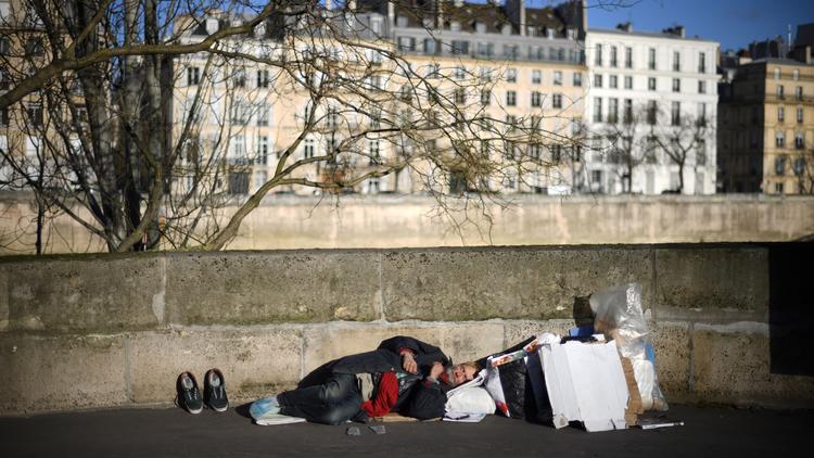 Plusieurs milliers de personnes dorment chaque jour et nuit dans les rues de Paris.