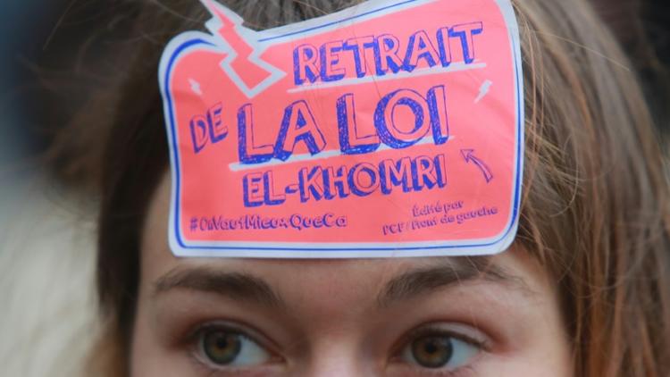 Une étudiante avec un autocollant demandant le retrait de la loi El Khomri sur la réforme du Code du travail lors d'une manifestation à Bordeaux le 31 mars 2016 [NICOLAS TUCAT / AFP/Archives]