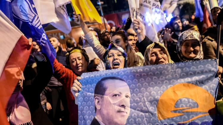 Les partisans du Parti de la justice et du développement (AKP) de Erdogan manifestent leur joie le 1er novembre 2015 à Istanbul  [OZAN KOSE / AFP]