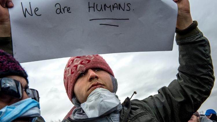 Un migrant iranien manifeste la bouche cousue le 2 mars 2016 dans la "jungle" de Calais [PHILIPPE HUGUEN / AFP]