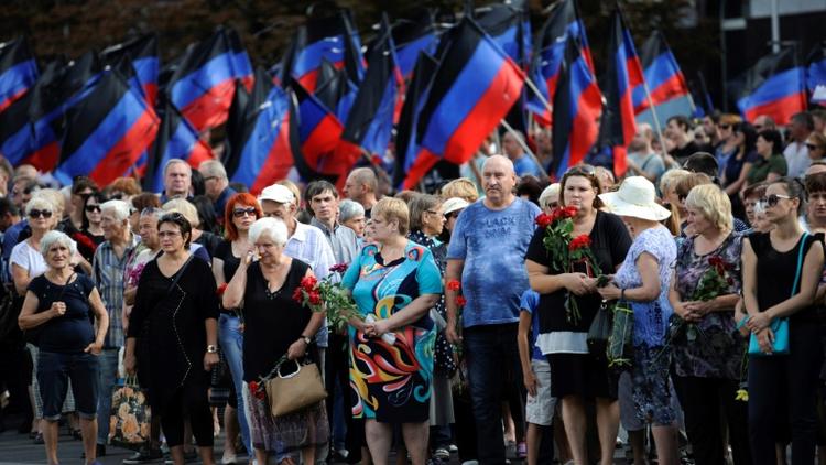 Des dizaines de milliers de personnes se sont recueillies le 2 septembre 2018 sur le cercueil du principal dirigeant séparatiste prorusse de l'est de l'Ukraine Alexander Zakhartchenko, tué dans un attentat. [ALEKSEY FILIPPOV / AFP]