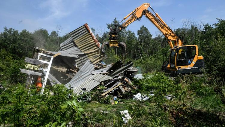 Un bulldozer détruit une maison de fortune le 17 mai 2018 lors de la deuxième opération d'expulsion de la ZAD de Notre-Dame-des-Landes (Loire-Atlantique)  [Fred Tanneau / AFP]