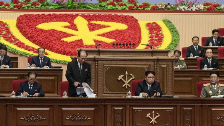 Le leader nord-coréen Kim Jong-Un(c) au congrès du Parti des travailleurs à Pyongyang, le 9 mai 2016 [Antoine Demaison / AFP]