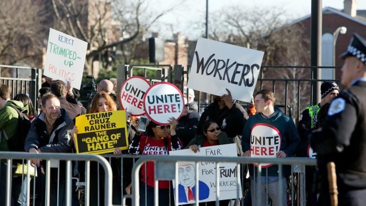 Des manifestants lors d'un meeting de Donald Trump à Chicago, le 11 mars 2016 [Tasos Katopodis / AFP]