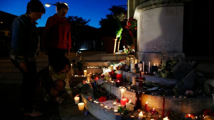 Des gens allument des bougies à Saint-Etienne du Rouvray le 26 juillet 2016 [CHARLY TRIBALLEAU / AFP]