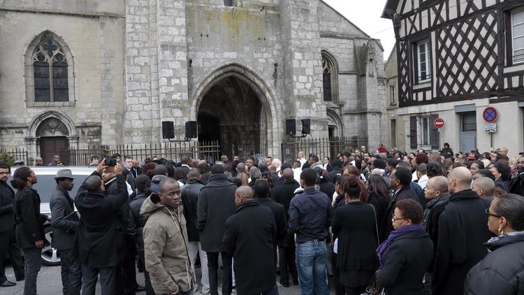 Des proches de Gérald Babin, le 5 avril 2013, lors de son enterrement à Nemours [Jacques Demarthon / AFP/Archives]