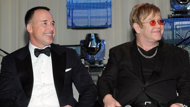 Elton John (D) et son compagnon David Furnishle (G), le 26 février 2012 à Beverly Hills aux Etats-Unis [Larry Busacca / Getty Images/AFP/Archives]